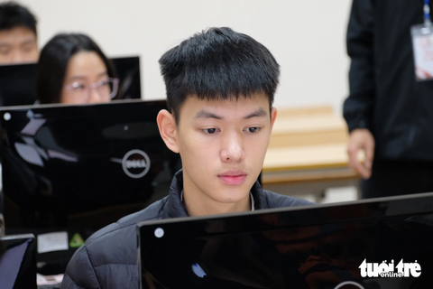 Những thí sinh đầu tiên thi đánh giá tư duy tranh suất vào đại học năm 2024- Ảnh 1. Kỳ thi đánh giá tư duy đợt 1 được tổ chức ở 8 tỉnh, thành phố. Trong ảnh: thí sinh dự thi tại khu vực Hà Nội sáng 3-12
