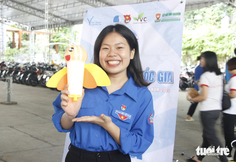 2.000 tình nguyện viên hội ngộ tại Ngày hội tình nguyện quốc gia- Ảnh 5. Hào hứng với các sản phẩm tái chế đầy ấn tượng ở ngày hội