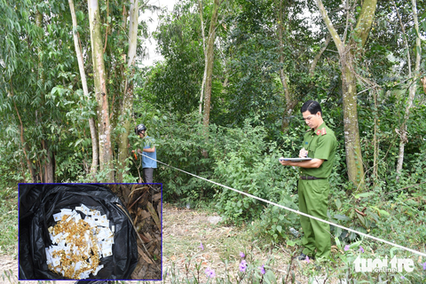 Vụ nổ súng cướp tiệm vàng ở Trà Vinh: Thu hồi hơn 80 chỉ vàng tang vật- Ảnh 1. Bờ kênh nơi công an phát hiện số vàng - Ảnh: HỒ GIANG