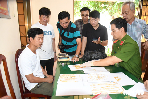Vụ nổ súng cướp tiệm vàng ở Trà Vinh: Thu hồi hơn 80 chỉ vàng tang vật- Ảnh 2. Công an cùng đại diện chủ tiệm vàng kiểm kê số vàng - Ảnh: HỒ GIANG