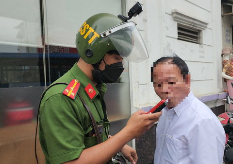 TP.HCM điều chỉnh phương án kiểm tra nồng độ cồn- Ảnh 1. Cảnh sát ở TP.HCM đo nồng độ cồn vào ban ngày - Ảnh: MINH HÒA