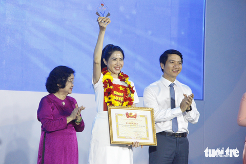 Cô Thu Tắk Pổ nhận giải thưởng Tình nguyện quốc gia 2023- Ảnh 1. Bà Trương Mỹ Hoa, nguyên Phó chủ tịch nước và anh Nguyễn Ngọc Lương - bí thư thường trực Trung ương Đoàn - trao giải cho đại diện Đội tình nguyện viên nghệ sĩ TP.HCM - Ảnh: CÔNG TRIỆU