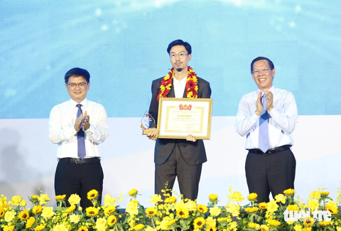 Cô Thu Tắk Pổ nhận giải thưởng Tình nguyện quốc gia 2023- Ảnh 4. Nguyễn Đức Cường - ca sĩ Đen Vâu là một trong 10 cá nhân được trao giải thưởng Tình nguyện quốc gia năm nay - Ảnh: CÔNG TRIỆU