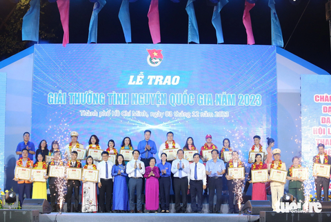 Cô Thu Tắk Pổ nhận giải thưởng Tình nguyện quốc gia 2023- Ảnh 5. Trung ương Đoàn trao giải thưởng Tình nguyện quốc gia năm 2023 cho 10 gương cá nhân, 10 tập thể tình nguyện được chọn từ 303 hồ sơ đề cử, ứng cử gửi về - Ảnh: CÔNG TRIỆU