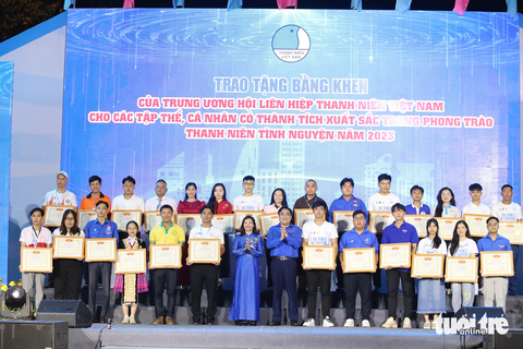 Cô Thu Tắk Pổ nhận giải thưởng Tình nguyện quốc gia 2023- Ảnh 3. 200 cá nhân, tập thể cũng được vinh danh, nhận bằng khen của Trung ương Hội Liên hiệp Thanh niên Việt Nam ở dịp này - Ảnh: CÔNG TRIỆU