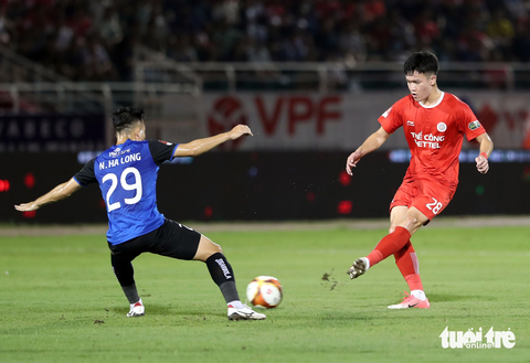 HLV CLB TP.HCM: 'Chiến thắng trước Thể Công Viettel là bất ngờ'- Ảnh 3. Hoàng Đức (28, Thể Công Viettel) chơi mờ nhạt trong trận đấu với CLB TP.HCM - Ảnh: N.K