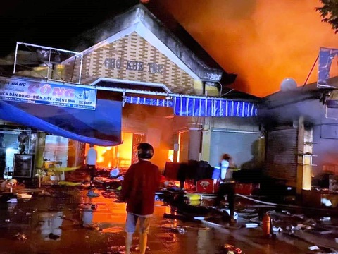Cháy lớn ở chợ Khe Tre nơi miền cao xứ Huế- Ảnh 1. Cháy lớn ở chợ Khe Tre (huyện Nam Đông, Thừa Thiên Huế) - Ảnh: T.Q.