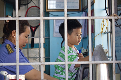 Giây phút hiếm hoi chị Nguyễn Thị Hiền đang làm nhiệm vụ được bà ngoại bế con ghé thăm Giây phút hiếm hoi chị Nguyễn Thị Hiền đang làm nhiệm vụ được bà ngoại bế con ghé thăm