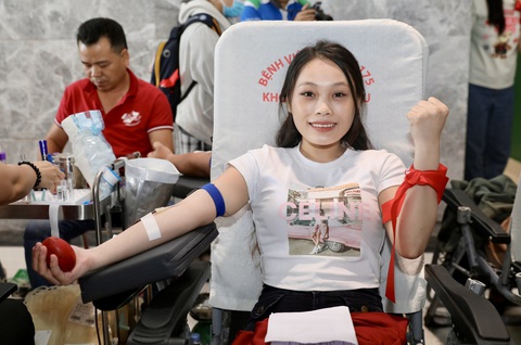 50.000 đơn vị máu hiến tặng từ Chủ nhật đỏ mỗi năm- Ảnh 1. Chủ nhật đỏ lần thứ 16 "Hiến máu cứu người - Sinh mệnh của bạn và tôi" tại Trường đại học Văn Hiến (TP.HCM) ngày 3-12 - Ảnh: PHẠM NGUYỄN