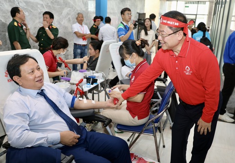 50.000 đơn vị máu hiến tặng từ Chủ nhật đỏ mỗi năm- Ảnh 2. Tổng biên tập báo Tiền Phong Lê Xuân Sơn (bên phải) - trưởng ban tổ chức chương trình - thăm hỏi người đến hiến máu tại chương trình - Ảnh: PHẠM NGUYỄN