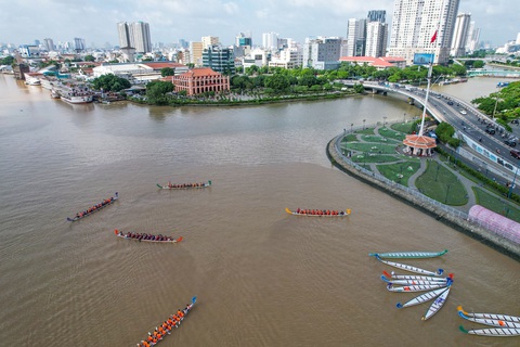 Bưu điện TP vào danh sách 100 điều thú vị của TP.HCM năm 2023- Ảnh 4. Cột cờ Thủ Ngữ được người Pháp xây dựng vào năm 1865 với mục đích làm tín hiệu cho tàu bè đi trên sông Sài Gòn ghé cảng Nhà Rồng. Đến nay cột cờ gần 150 tuổi - Ảnh: QUANG ĐỊNH