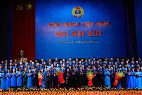 Bà Trương Thị Mai - Thường trực Ban Bí thư, Bí thư Trung ương Đảng (giữa) tặng hoa chúc mừng Chủ tịch Tổng liên đoàn Lao động Việt Nam Nguyễn Đình Khang tái cử - Ảnh: HẢI NGUYỄN Bà Trương Thị Mai - thường trực Ban Bí thư, bí thư Trung ương Đảng (giữa) - tặng hoa chúc mừng Chủ tịch Tổng liên đoàn Lao động Việt Nam Nguyễn Đình Khang tái cử - Ảnh: HẢI NGUYỄN