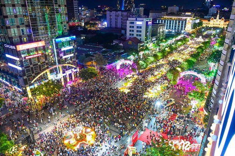 Bưu điện TP vào danh sách 100 điều thú vị của TP.HCM năm 2023- Ảnh 10. Gắn bó với TP.HCM hơn 20 năm qua, Đường hoa Nguyễn Huệ trở thành nét đẹp văn hóa đặc trưng của TP.HCM - Ảnh: QUANG ĐỊNH