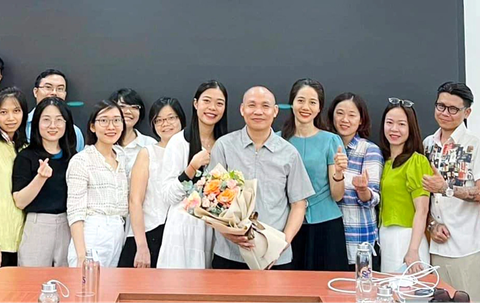 PGS.TS Vũ Tiến Hồng (cầm hoa) trong một buổi thảo luận với học viên sau đại học của Đại học Quốc gia Hà Nội - Ảnh: NVCC PGS.TS Vũ Tiến Hồng (cầm hoa) trong một buổi thảo luận với học viên sau đại học của Đại học Quốc gia Hà Nội - Ảnh: NVCC