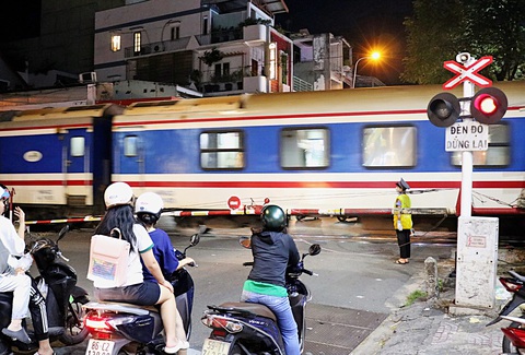 Người canh gác chắn đường tàu luôn cảnh giác cao độ mỗi khi tàu chạy Người canh gác chắn đường tàu luôn cảnh giác cao độ mỗi khi tàu chạy