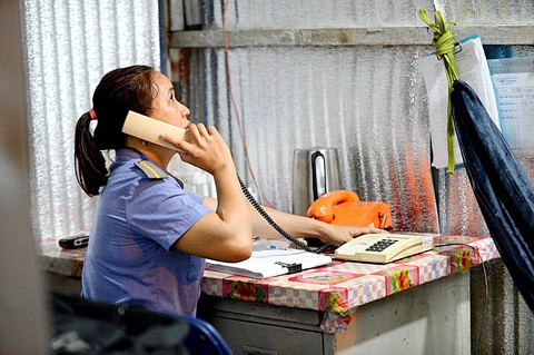 Chị Tâm nhận điện thoại thông báo lịch trình thời gian tàu đến và đi Chị Tâm nhận điện thoại thông báo lịch trình thời gian tàu đến và đi