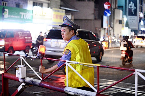 Anh Huỳnh Minh Văn thu gọn các rào chắn di động ngăn xe lưu thông khi có tàu đi qua Anh Huỳnh Minh Văn thu gọn các rào chắn di động ngăn xe lưu thông khi có tàu đi qua