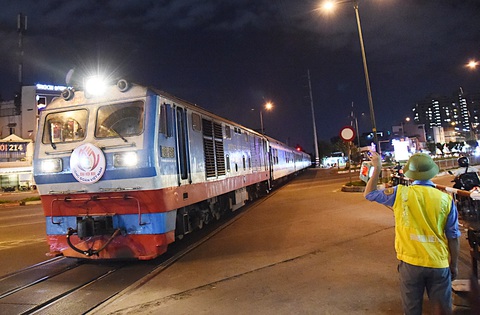 Dịp cuối năm lượng khách và hàng hóa tăng, các chuyến tàu cũng tăng khiến người gác chắn tàu hầu như thức đêm nhiều hơn Dịp cuối năm lượng khách và hàng hóa tăng, các chuyến tàu cũng tăng khiến người gác chắn tàu hầu như thức đêm nhiều hơn