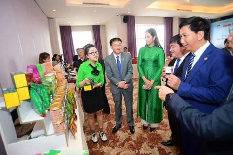 Đà Lạt phát triển du lịch xanh: Bền vững bắt đầu từ cộng đồng- Ảnh 1. Ông Đặng Quang Tú (chủ tịch UBND TP Đà Lạt, thứ hai từ trái sang) giới thiệu với khách mời những đặc sản nổi bật do nông dân Đà Lạt sản xuất - Ảnh: Q.ĐỊNH