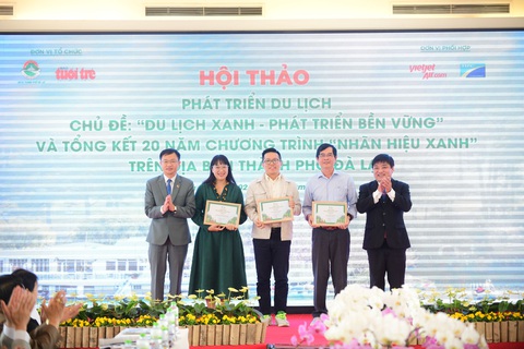 Đà Lạt phát triển du lịch xanh: Bền vững bắt đầu từ cộng đồng- Ảnh 3. Ông Đặng Quang Tú (chủ tịch UBND TP Đà Lạt, thứ hai từ trái sang) giới thiệu với khách mời những đặc sản nổi bật do nông dân Đà Lạt sản xuất - Ảnh: Q.ĐỊNH
