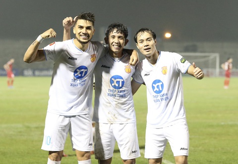 CLB Nam Định duy trì vị trí dẫn đầu V-League 2023 - 2024 sau 4 trận toàn thắng - Ảnh: HOÀNG TUẤN CLB Nam Định duy trì vị trí dẫn đầu V-League 2023 - 2024 sau 4 trận toàn thắng - Ảnh: HOÀNG TUẤN