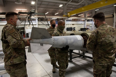 Những quả bom đang được bảo trì tại Căn cứ Không quân Mountain Home ở Idaho vào năm 2020. - Ảnh: US AIR FORCE Những quả bom đang được bảo trì tại căn cứ không quân Mountain Home ở Idaho vào năm 2020 - Ảnh: US AIR FORCE