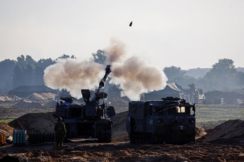 Israel nã pháo về phía Hamas ở Gaza, ngày 2-12 - Ảnh: REUTERS Israel nã pháo về phía Hamas ở Gaza, ngày 2-12 - Ảnh: REUTERS