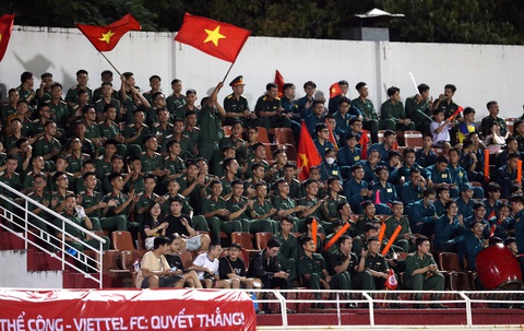 Thể Công Viettel thua CLB TP.HCM ngay trận đầu mang tên mới- Ảnh 2. Các chiến sĩ bộ đội cổ vũ cho CLB Thể Công Viettel - Ảnh: N.K