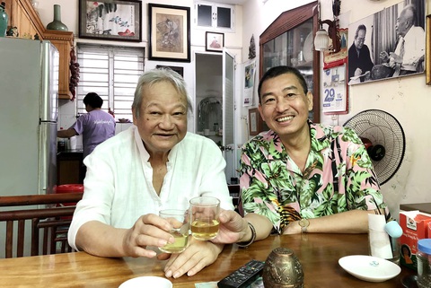 Lê Thiết Cương (phải) và NSND Đào Trọng Khánh tại nhà của đạo diễn ở Hải Phòng - Ảnh: NVCC Lê Thiết Cương (phải) và NSND Đào Trọng Khánh tại nhà của đạo diễn ở Hải Phòng - Ảnh: NVCC