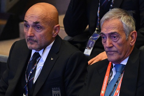 HLV tuyển Ý thừa nhận khó khăn khi rơi vào 'bảng tử thần' Euro 2024- Ảnh 1. HLV tuyển Ý Luciano Spalletti (trái) tham dự lễ bốc thăm Euro 2024 hôm 3-12 - Ảnh: UEFA