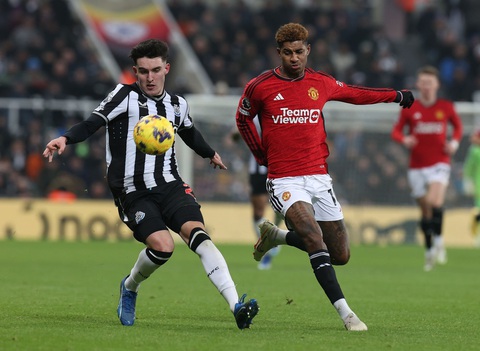 Ten Hag sẽ nói chuyện với Rashford sau trận đấu thảm họa trước Newcastle- Ảnh 1. Marcus Rashford gần như tàng hình trước Newcastle - Ảnh: MAN UTD