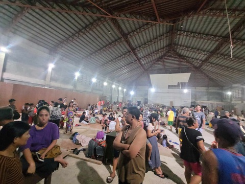 Hậu động đất 7,6 độ ở Philippines: 4 dư chấn mạnh, gỡ bỏ cảnh báo sóng thần- Ảnh 2. Người dân Philippines tại một trung tâm sơ tán - Ảnh: REUTERS