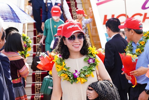 Tàu bay mang biểu tượng du lịch TP.HCM đáp xuống Điện Biên- Ảnh 3. Những hành khách đầu tiên từ TP.HCM đến Điện Biên