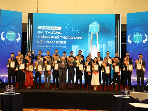 EVNNPC nhận giải thưởng Thành phố Thông minh Việt Nam 2023- Ảnh 2. EVNNPC nhận giải thưởng Thành phố Thông minh Việt Nam 2023- Ảnh 2.