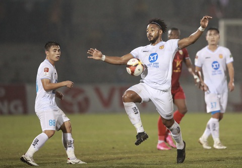 Tiền đạo Rafaelson (phải) của CLB Nam Định đang dẫn đầu danh sách Vua phá lưới V-League với hiệu suất 5 bàn sau 4 trận - Ảnh: HOÀNG TUẤN Tiền đạo Rafaelson (phải) của CLB Nam Định đang dẫn đầu danh sách Vua phá lưới V-League với hiệu suất 5 bàn sau 4 trận - Ảnh: HOÀNG TUẤN