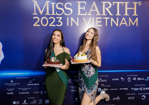 Hoa hậu Lan Anh ghi điểm nhờ hành động tinh tế với đối thủ- Ảnh 1. Hoa hậu Anh - Jordan Louise Smith và Hoa hậu Serbia - Andjela Vanevski.