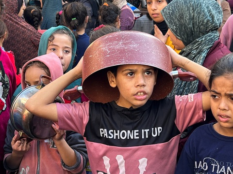 Trẻ em Palestine chờ đợi nhận thực phẩm từ thiện ở Rafah, phía Nam Gaza, ngày 2-12 - Ảnh: REUTERS Trẻ em Palestine chờ đợi nhận thực phẩm từ thiện ở Rafah, phía Nam Gaza, ngày 2-12 - Ảnh: REUTERS