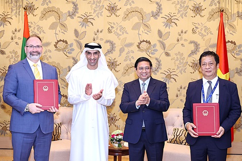 Thủ tướng Phạm Minh Chính tiếp lãnh đạo Bộ Ngoại thương UAE (thứ hai từ trái sang) và lãnh đạo các doanh nghiệp, quỹ đầu tư lớn của UAE vào ngày 3-12 - Ảnh: NHẬT BẮC Thủ tướng Phạm Minh Chính tiếp lãnh đạo Bộ Ngoại thương UAE (thứ hai từ trái sang) và lãnh đạo các doanh nghiệp, quỹ đầu tư lớn của UAE vào ngày 3-12 - Ảnh: NHẬT BẮC