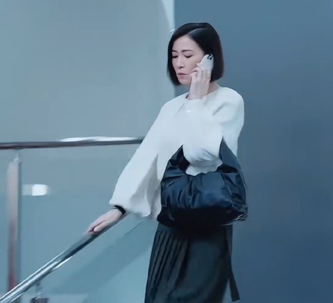 Túi màu đen của Bottega Veneta, trị giá khoảng 20.000 HKD (hơn 62 triệu) Túi màu đen của Bottega Veneta, trị giá khoảng 20.000 HKD (hơn 62 triệu)