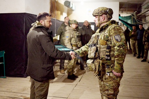 Tổng thống Ukraine Volodymyr Zelensky trao thưởng cho một binh sĩ trong chuyến thị sát tiền tuyến ở Kharkov vào ngày 30-11 - Ảnh: REUTERS Tổng thống Ukraine Volodymyr Zelensky trao thưởng cho một binh sĩ trong chuyến thị sát tiền tuyến ở Kharkov vào ngày 30-11 - Ảnh: REUTERS