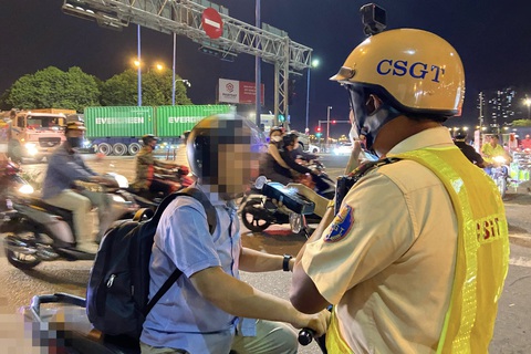 Cử tri phản ảnh thổi đo nồng độ cồn có thể gây mất vệ sinh- Ảnh 1. Lực lượng chức năng đo nồng độ cồn tại nút giao An Phú (TP Thủ Đức) - Ảnh: KHẮC HIẾU