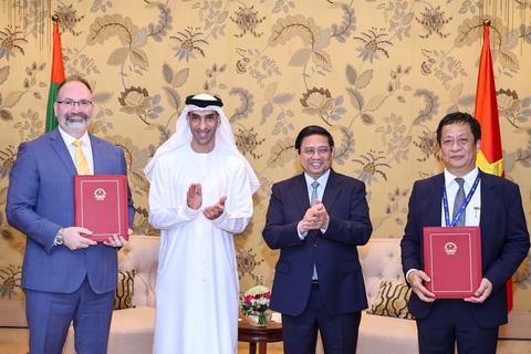 Thủ tướng Phạm Minh Chính tiếp Bộ trưởng Ngoại thương UAE và chứng kiến các biên bản ghi nhớ hợp tác giữa hai bên Thủ tướng Phạm Minh Chính tiếp Bộ trưởng Ngoại thương UAE và chứng kiến các biên bản ghi nhớ hợp tác giữa hai bên - Ảnh TTXVN