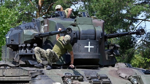 Quân nhân Ukraine tại buổi huấn luyện pháo phòng không tự hành Flakpanzer Gepard do Đức sản xuất, ở vùng Kiev, ảnh chụp tháng 7-2023 - Ảnh: AFP Quân nhân Ukraine tại buổi huấn luyện pháo phòng không tự hành Flakpanzer Gepard do Đức sản xuất, ở vùng Kiev, ảnh chụp tháng 7-2023 - Ảnh: AFP