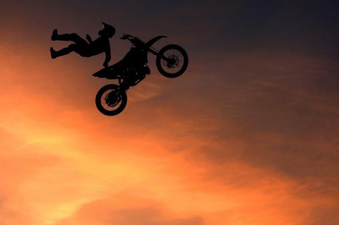 Những bức ảnh thể thao đẹp nhất năm 2023- Ảnh 10. David Rinaldo thi đấu tại X Games California ở Ventura. The X Games không bao giờ gây thất vọng vì hình ảnh mạnh mẽ, nhưng cảnh hoàng hôn bão hòa thực sự đã tạo nên hình ảnh tuyệt vời về David Rinaldo của Pháp khi anh ấy nhảy lên cao hơn 12m trong khi buông rơi tự do cùng chiếc mô tô của mình - Ảnh: Getty Images