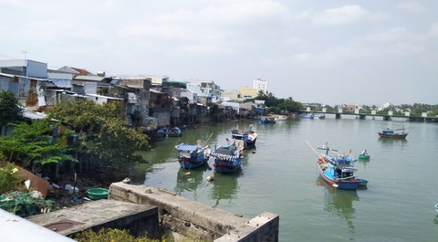 Khánh Hòa đề nghị tái thu hồi đất bị hủy tài trợ, World Bank không đồng ý- Ảnh 1. Hiện trạng ở đoạn bờ nam sông Cái Nha Trang (Khánh Hòa) thuộc tiểu dự án môi trường bền vững tại Nha Trang đã bị World Bank hủy tài trợ đầu tư hợp phần 2 xây dựng kè và đường hai bên bờ sông - Ảnh: PHAN SÔNG NGÂN
