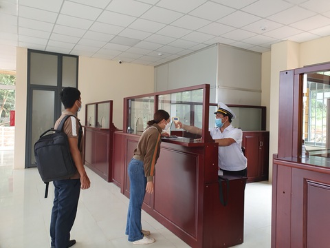Sàng lọc, phòng dịch ngay các cửa khẩu - Ảnh: VIÊN NGUYỄN Sàng lọc, phòng dịch tại các cửa khẩu tỉnh Đắk Nông - Ảnh: VIÊN NGUYỄN