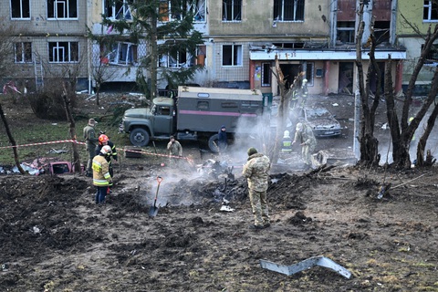 Quân nhân Ukraine đang xem xét phần còn lại của một tên lửa trong sân của một tòa nhà bị hư hại từ cuộc tấn công của Nga vào Liviv ở miền tây Ukraine, ảnh chụp ngày 29-12 - Ảnh: AFP Quân nhân Ukraine đang xem xét phần còn lại của một tên lửa trong sân của một tòa nhà bị hư hại từ cuộc tấn công của Nga vào Liviv, miền tây Ukraine, ảnh chụp ngày 29-12 - Ảnh: AFP