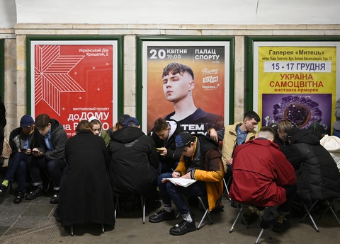 Người dân ở Kiev xuống hầm trú ẩn ngày 29-12 - Ảnh: AFP Người dân ở Kiev xuống hầm trú ẩn ngày 29-12 - Ảnh: AFP
