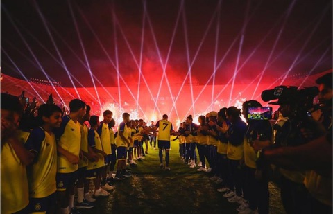 Những bức ảnh thể thao đẹp nhất năm 2023- Ảnh 4. Việc Cristiano Ronaldo đến Saudi Arabia chơi cho CLB Al-Nassr giống như một trận động đất trong thế giới bóng đá và thể thao. Đó chắc chắn là một trong những câu chuyện lớn nhất trong năm, mở ra cơ hội cho các cầu thủ đẳng cấp thế giới gia nhập Saudi Pro League. Sự xuất hiện của anh ấy là một sự kiện lớn và bức ảnh này chụp từ phía sau Ronaldo, với số 7 mang tính biểu tượng trên lưng cho thấy quy mô của cảnh tượng này - Ảnh: Getty Images