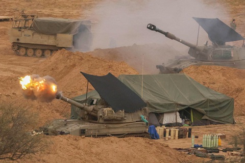 Một khẩu pháo tự hành của quân đội Israel bắn đạn từ một vị trí gần biên giới với Dải Gaza ở miền nam Israel vào ngày 28-12-2023. - Ảnh: AFP Một khẩu pháo tự hành của quân đội Israel bắn đạn từ một vị trí gần biên giới với Dải Gaza ở miền nam Israel vào ngày 28-12-2023 - Ảnh: AFP